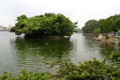 [Image: ho-truc-bach.jpg]