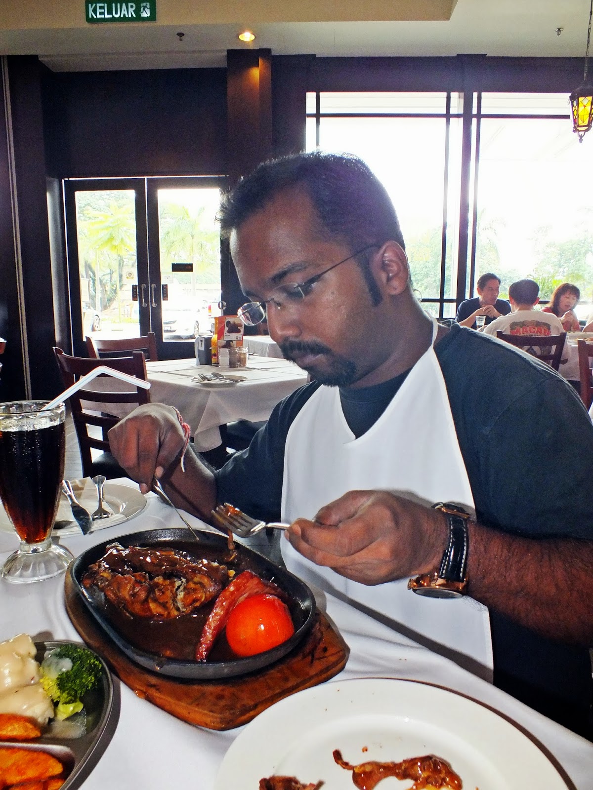 Venoth's Culinary Adventures: Coliseum Cafe & Grill Room @ Plaza 33