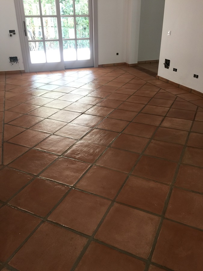 LIMPIEZA Y TRATAMIENTO DE SUELO DE BARRO INTERIOR EN VIVIENDA