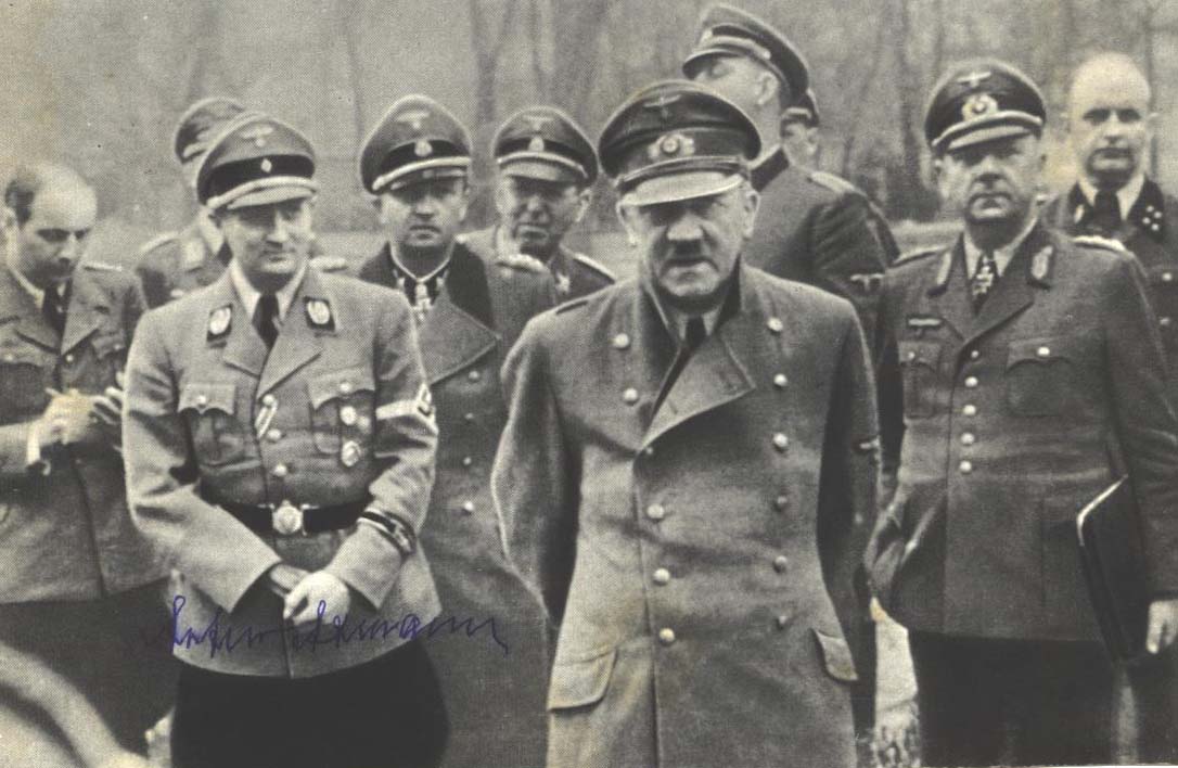 معركة سقوط برلين 1945 Hitler%2Bat%2BHitlerjugend%2Baward%2Bceremony%2Bat%2BF%25C3%25BChrerbunker
