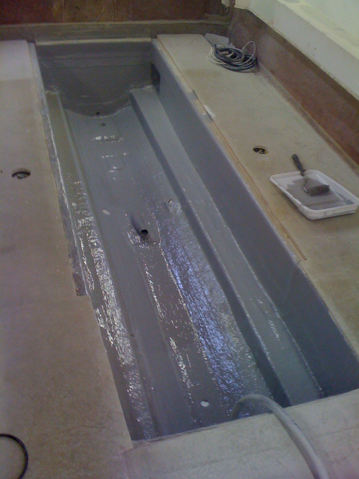 1981 23' Fish Nautique Restoration Bilge paint finished.....