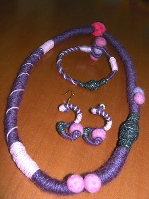 Collar, pulsera y pendientes creados con lana