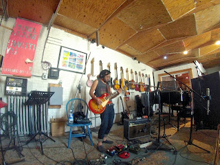El guitarrista Óscar Rodríguez grabando una canción para la Biblioteca de audio de YouTube