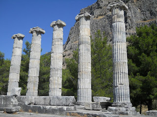 Priene - cele cinci coloane ale Templului zeitei Atena Priene - Templul Atenei