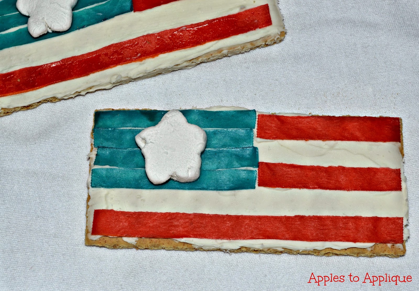 Easy patriotic snack kids can make themselves! | Apples to Applique #RedWhiteandBlue #AmericanFlag #4thofJuly 