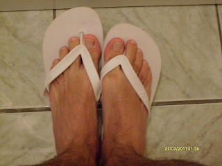 Homem de chinelo de dedo Havaianas