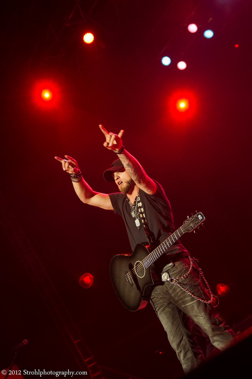 Who makes this guitar? : Guitar