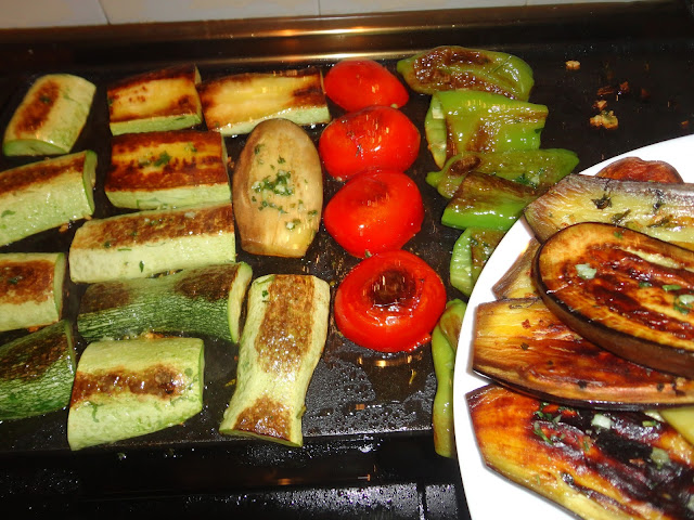 CALABACÍN, PIMIENTOS, TOMATES y BERENJENAS DORÁNDOSE (COCINADAS) A LA PLANCHA