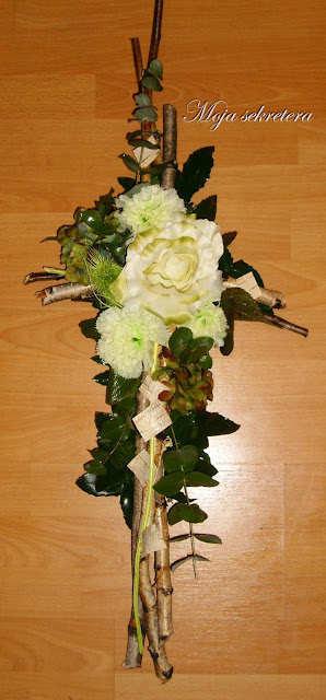 dekoracja na grób - krzyż z brzozowych gałęzi ozdobiony białymi różami i bluszczem