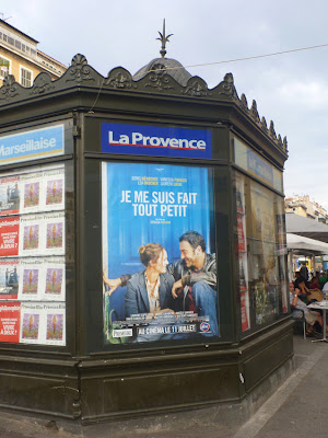 Südfranzösischer Zeitungskiosk mit Plakat von "Je me suis fait tout petit"