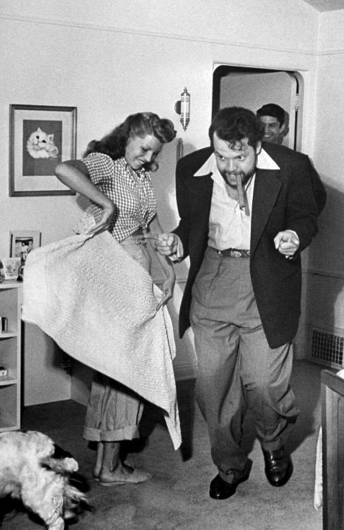 Rita Hayworth and husband, Orson Welles kick up their heels at home