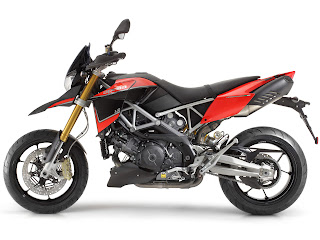 Click to view large (1600 x 1200 pixels) 2012 Aprilia Dorosoduro 1200 Gambar Motor 1