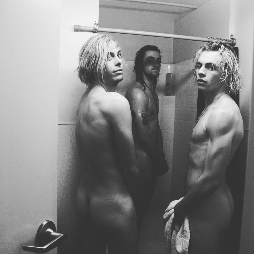 Ross & Riker Lynch - New Naked Twitter Pic.
