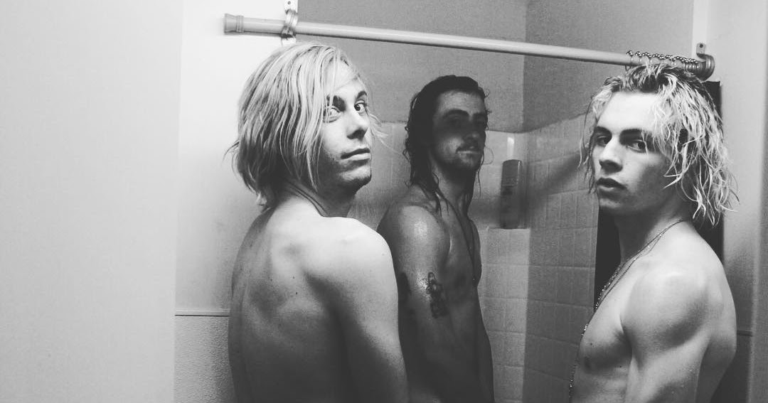 Ross & Riker Lynch - New Naked Twitter Pic.