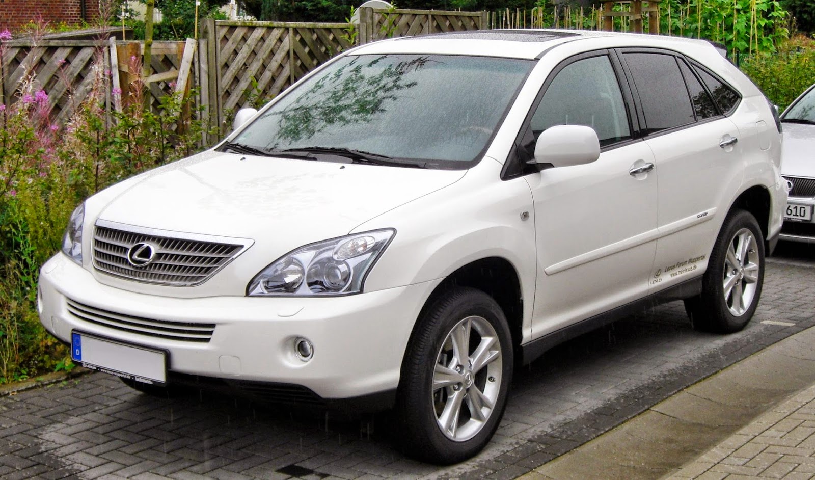 The RX 400h, the first hybrid version of Lexus' best-selling vehicle, debuted in 2004. The RX 400h, the first hybrid version of Lexus' best-selling vehicle, debuted in 2004.