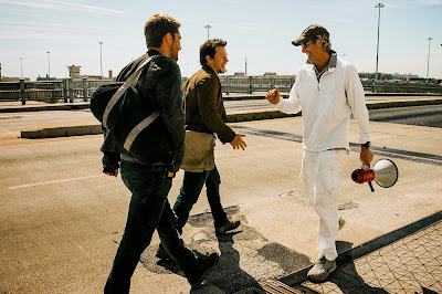 Transformers Age of Extinction set photo of Michael bay and Mark Wahlberg