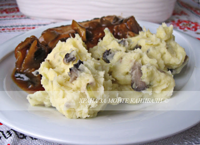 Картофено пюре с гъби и кисели краставички