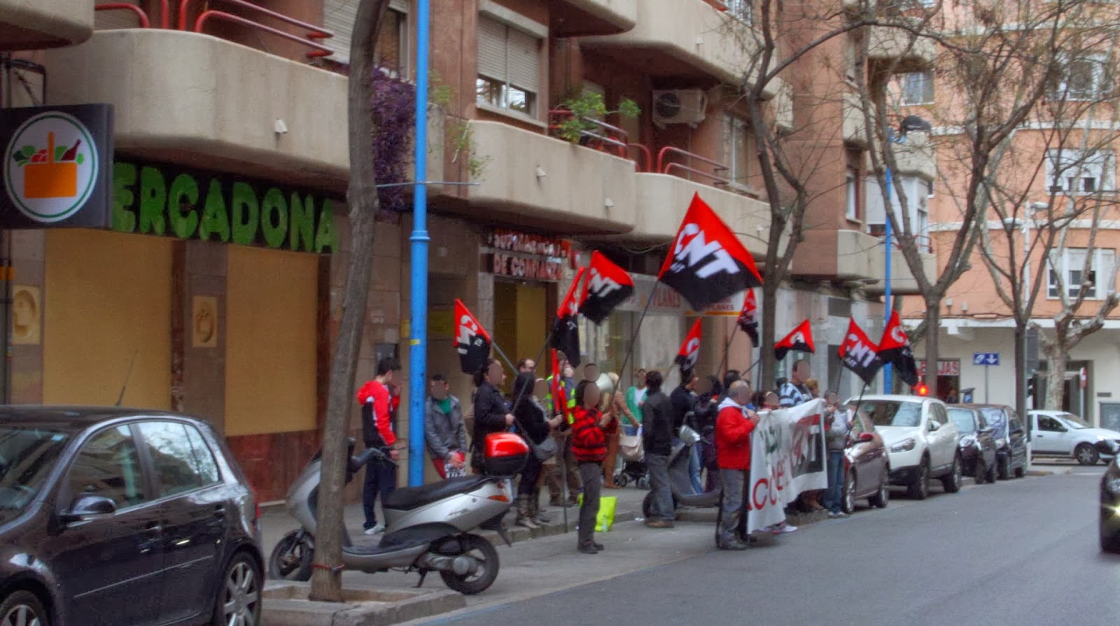 Quinta concentración de CNT-AIT contra Mercadona en Xàtiva CNT-AIT se concentra por quinta vez en la provincia de Valencia para denunciar los abusos de Mercadona hacia sus trabajadores y exigir el pago de los "finiquitos" que debe a varios afiliados al Sindicato. Después de las concentraciones en Tavernes Blanques , Xàtiva y dos en Alzira , los sindicatos de CNT-AIT de Valencia y Vall de Albaida continúan con las acciones contra la cadena de supermercados. En esta ocasión volvimos a Xàtiva donde se concentraron durante dos horas el pasado sábado 8 de febrero a las puertas del Mercadona de la calle Vicent Boix. A las ya clásicas consignas "Productos hacendado, productos que Hacen Daño" o "Manos arriba, esto es Mercadona", también se coreó "Que los despidos les pagan, Bárcenas y FAES" haciendo referencia a los donativos a la fundación de José María Aznar, sobre los que Juan Roig declaró la semana pasada ante el juez de la Audiencia Nacional Pablo Ruz. La repercusión entre la gente que se acercaba a interesarse por el conflicto fue tal, que las 700 octavillas preparadas se terminaron en apenas 45 minutos. La mayoría de los clientes mostraron su apoyo y evitaron entrar a comprar, marchándose a otro establecimiento. Aun así, hubo quien terminó entrando a pesar de estar de acuerdo con las reivindicaciones de la anarcosindical,porque... "si no compro ahí, adonde voy?", Demostrando que la empresa ha logrado inculcar en la gente que es la única opción a la hora de realizar compras. Desde que comenzó el conflicto , hace un mes y medio, los actos de solidaridad por parte del resto de sindicatos que forman la CNT-AIT, no han cesado en todo el Estado. Estos actos culminarán durante la semana del 17 al 23 de febrero, en la que hay una jornada de lucha convocada para que toda la Confederación, unida, haga frente a este gigante empresarial. CNT-AIT, Vall de Albaida Quinta concentración de CNT-AIT contra Mercadona en Xàtiva CNT-AIT se concentra por quinta vez en la provincia de Valencia para denunciar los abusos de Mercadona hacia sus trabajadores y exigir el pago de los "finiquitos" que debe a varios afiliados al Sindicato. Después de las concentraciones en Tavernes Blanques , Xàtiva y dos en Alzira , los sindicatos de CNT-AIT de Valencia y Vall de Albaida continúan con las acciones contra la cadena de supermercados. En esta ocasión volvimos a Xàtiva donde se concentraron durante dos horas el pasado sábado 8 de febrero a las puertas del Mercadona de la calle Vicent Boix. A las ya clásicas consignas "Productos hacendado, productos que Hacen Daño" o "Manos arriba, esto es Mercadona", también se coreó "Que los despidos les pagan, Bárcenas y FAES" haciendo referencia a los donativos a la fundación de José María Aznar, sobre los que Juan Roig declaró la semana pasada ante el juez de la Audiencia Nacional Pablo Ruz. La repercusión entre la gente que se acercaba a interesarse por el conflicto fue tal, que las 700 octavillas preparadas se terminaron en apenas 45 minutos. La mayoría de los clientes mostraron su apoyo y evitaron entrar a comprar, marchándose a otro establecimiento. Aun así, hubo quien terminó entrando a pesar de estar de acuerdo con las reivindicaciones de la anarcosindical,porque... "si no compro ahí, adonde voy?", Demostrando que la empresa ha logrado inculcar en la gente que es la única opción a la hora de realizar compras. Desde que comenzó el conflicto , hace un mes y medio, los actos de solidaridad por parte del resto de sindicatos que forman la CNT-AIT, no han cesado en todo el Estado. Estos actos culminarán durante la semana del 17 al 23 de febrero, en la que hay una jornada de lucha convocada para que toda la Confederación, unida, haga frente a este gigante empresarial. CNT-AIT, Vall de Albaida