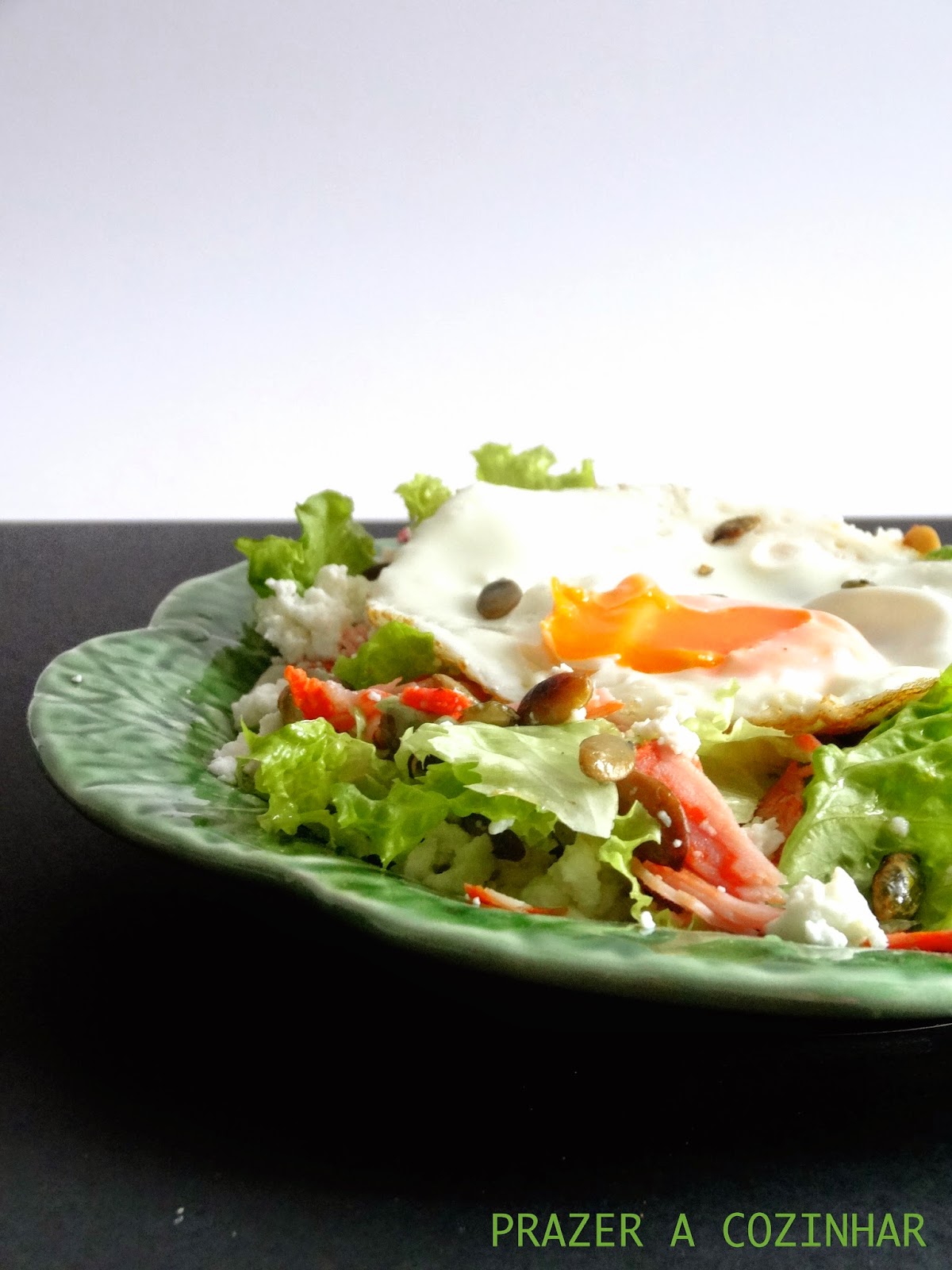 prazer a cozinhar - Salada de paio, requeijão, sementes de abóbora e ovo