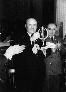 Juan Bäbler con el trofeo