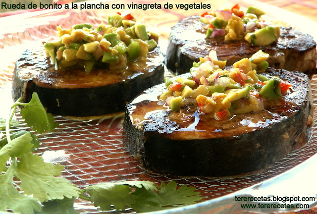 
rodaja (rueda) De Bonito A La Plancha Con Vinagreta De Vegetales
