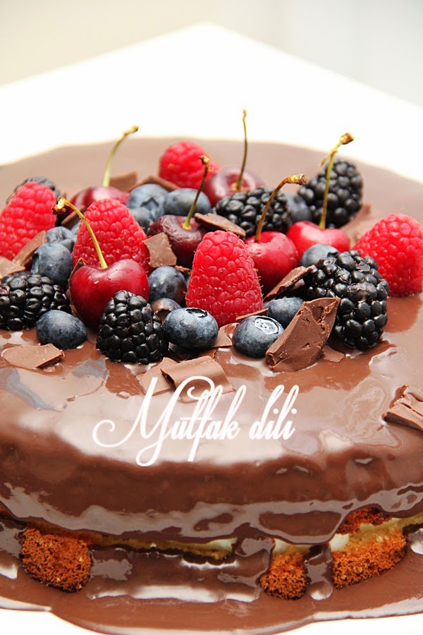 Mutfak Dili Çikolata Soslu Taze Meyve Süslü Pasta