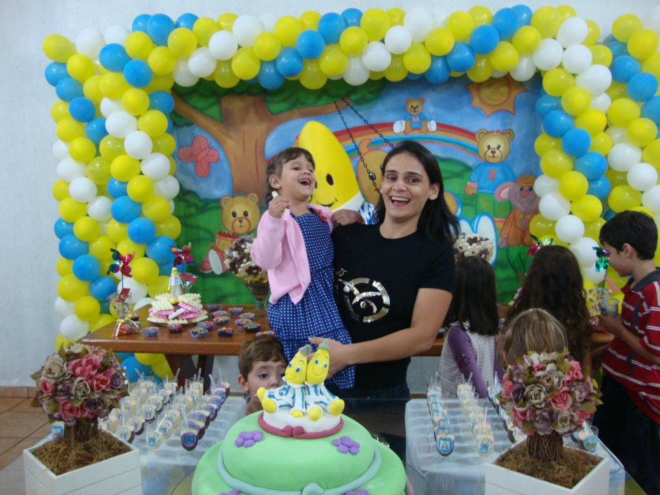 BEATRIZ, MENININHA FELIZ! FESTA! BANANAS DE PIJAMAS!