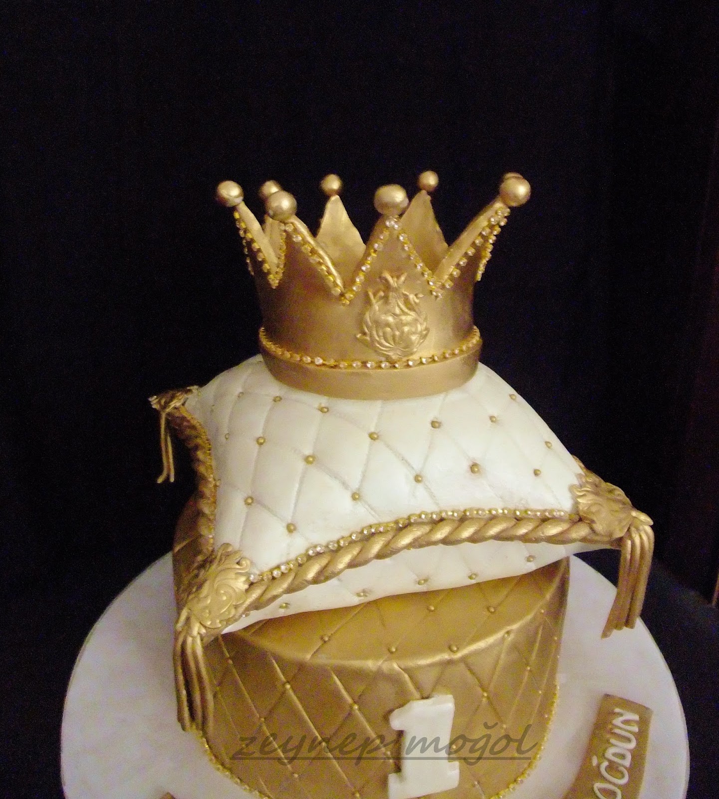 İpek Butik Pasta ,Çikolata ve Kurabiye Yastık ve Kral tacı pastası