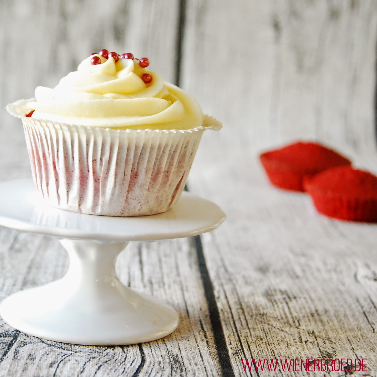 Red Velvet Cupcake mit weißer Schokolade-Frosting Red Velvet Cupcake with white chocolate frosting