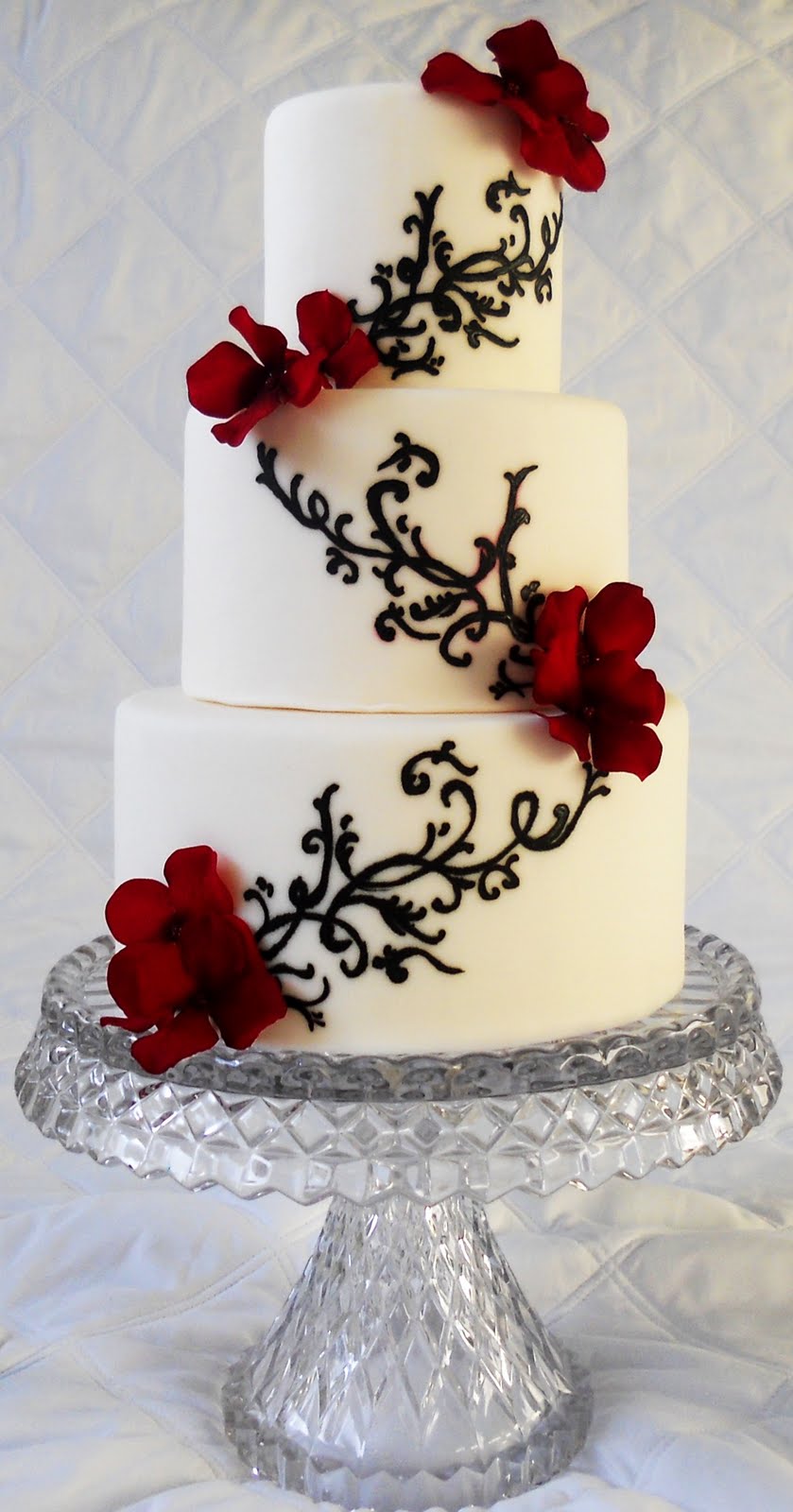 Black+and+white+wedding+cake+with+red+hydrangias.jpg