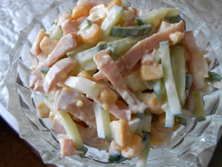 Салат из колбасы с огурцом и кукурузой Салат из колбасы с огурцом и кукурузой