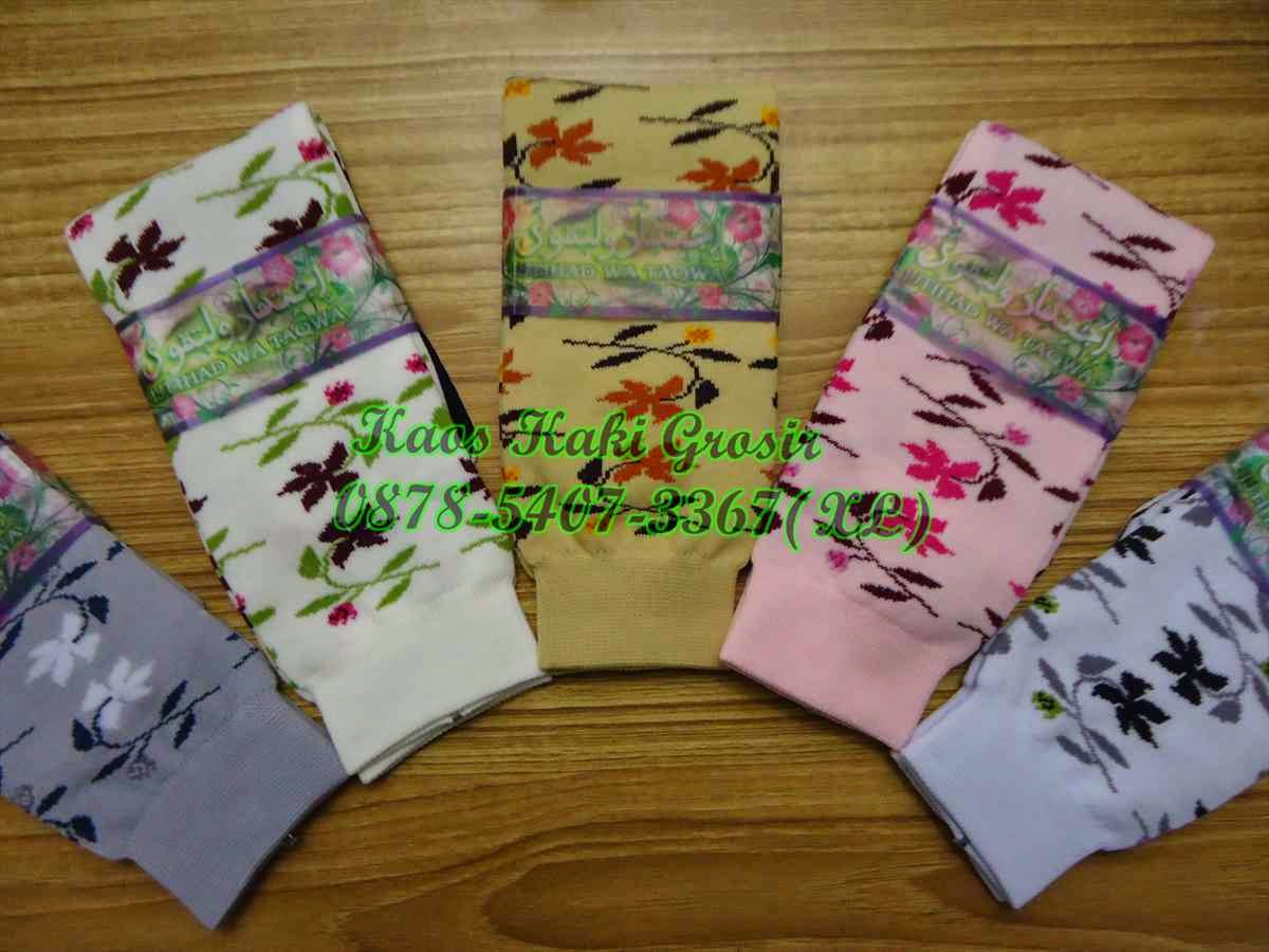 kaos-kaki-motif