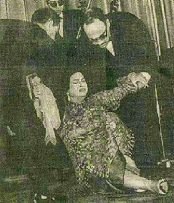 سبب سقوط ام كلثوم من على المسرح