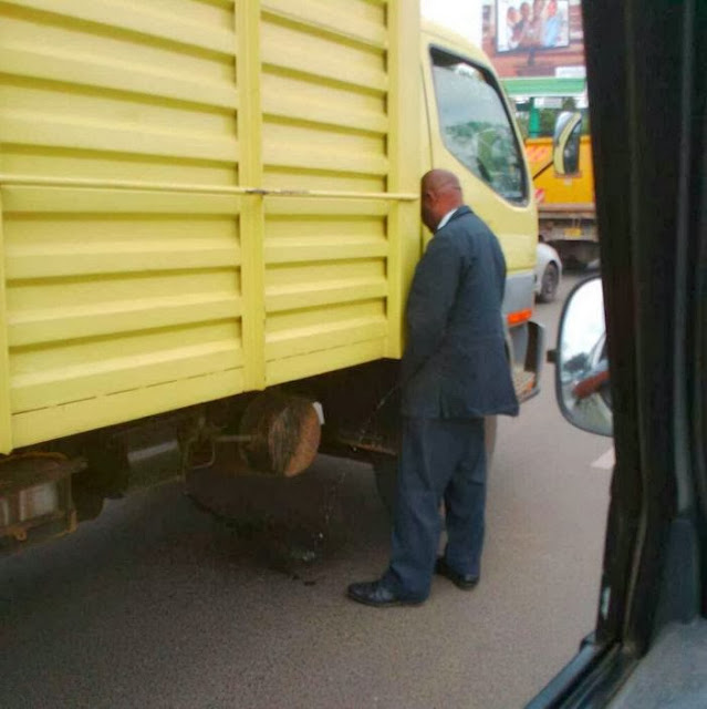 PHOTO – Shameless Man Caught Urinating on The Highway During a Traffic Jam