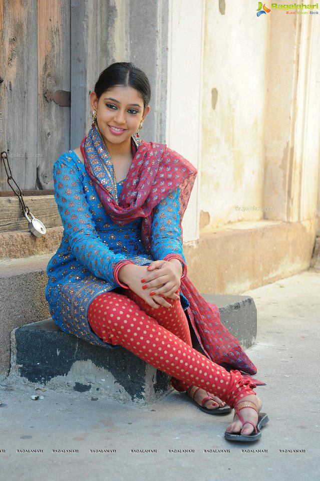 Desi Hot Beauty: pakistani sexy girls wallpapers