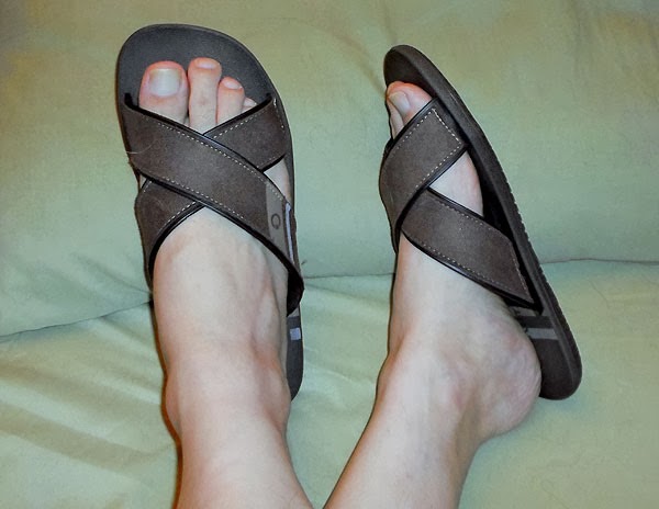 Pés masculinos usando chinelo - Male feet in sandals