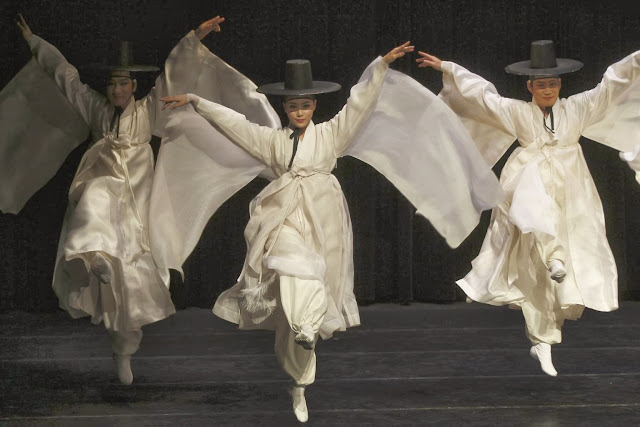 Members of the Korean National Gugak Center perform a traditional Korean dance during their show entitled "The Movements of Korea" at the Al Hussein Cultural Center in Amman October 10, 2013. The event was hosted by the Jordanian Korean Friendship Association. REUTERS/Muhammad Hamed (JORDAN - ENTERTAINMENT SOCIETY TPX IMAGES OF THE DAY- think IN pictures @1WORLDCommunity)