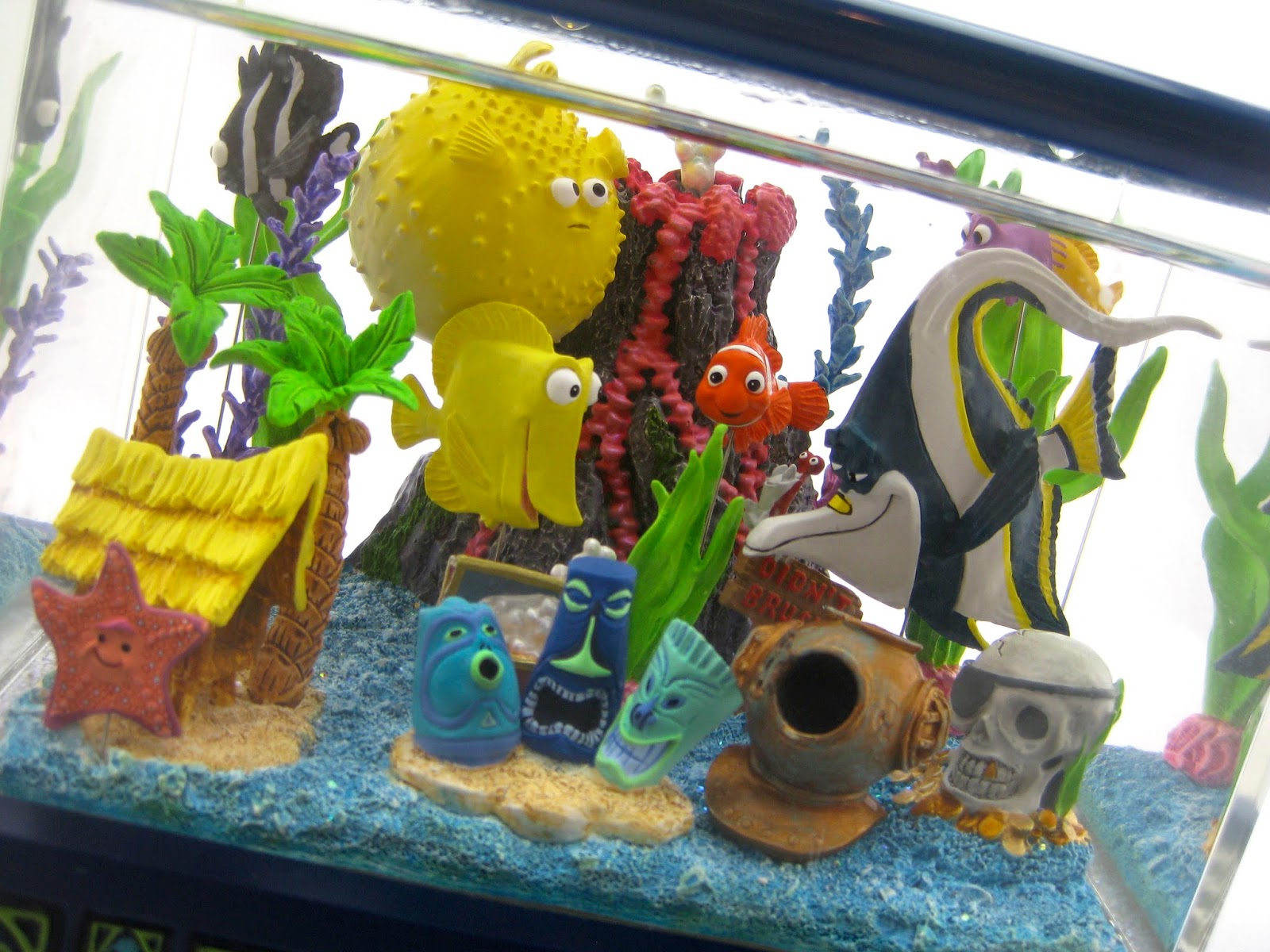 Finding Nemo: Disney Store Fish Tank Gang Snowglobe.