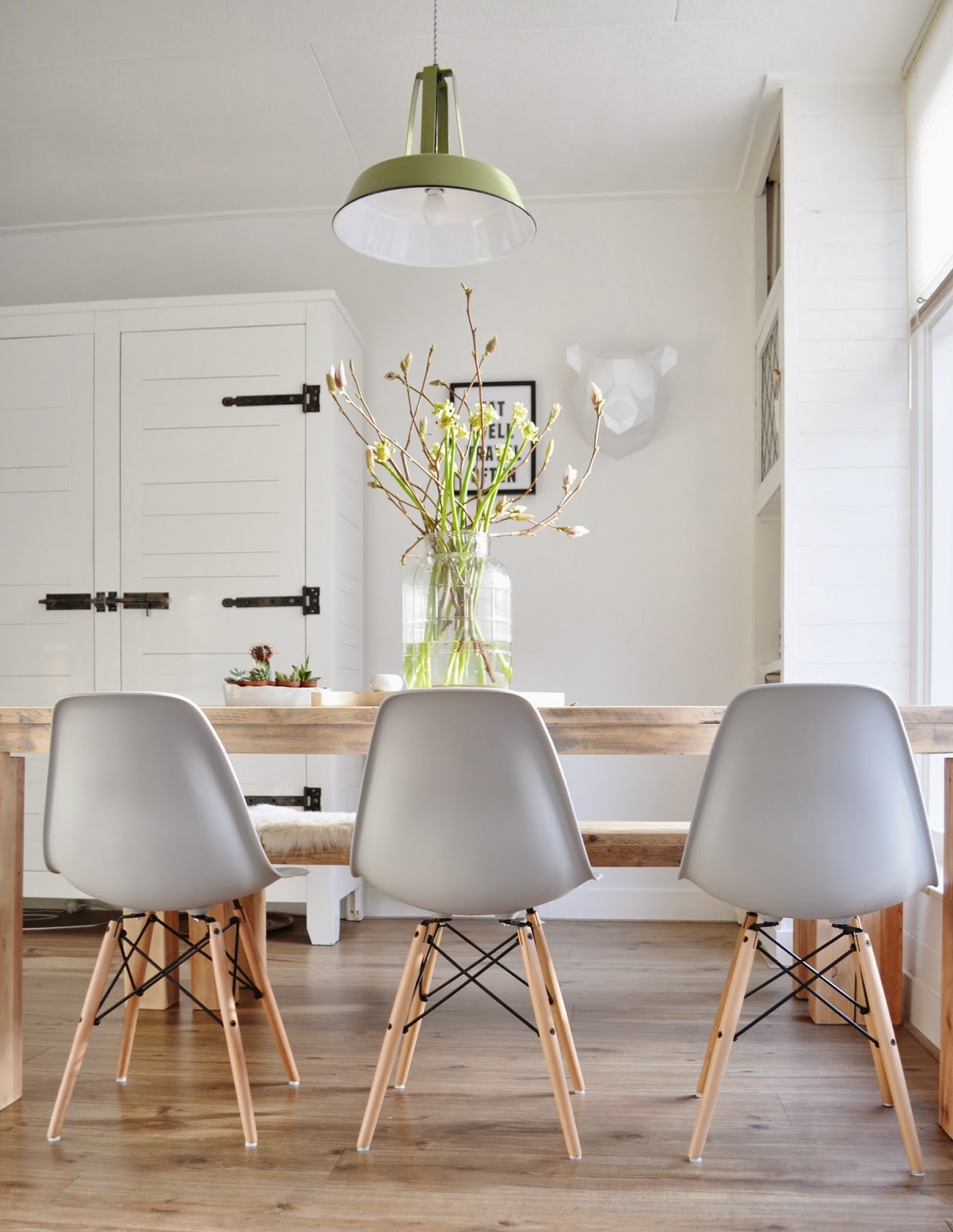 Stoelen voor in de woonkamer: stoelen op oude houten en voor de.