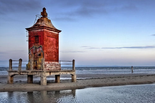 Un faro viejo a las orillas del mar (wallpaper de 1920x1080)