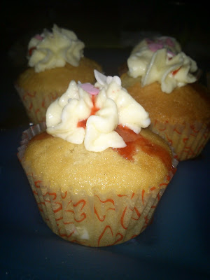 Cupcakes De Arándanos Con Nata Y Sirope De Fresa
