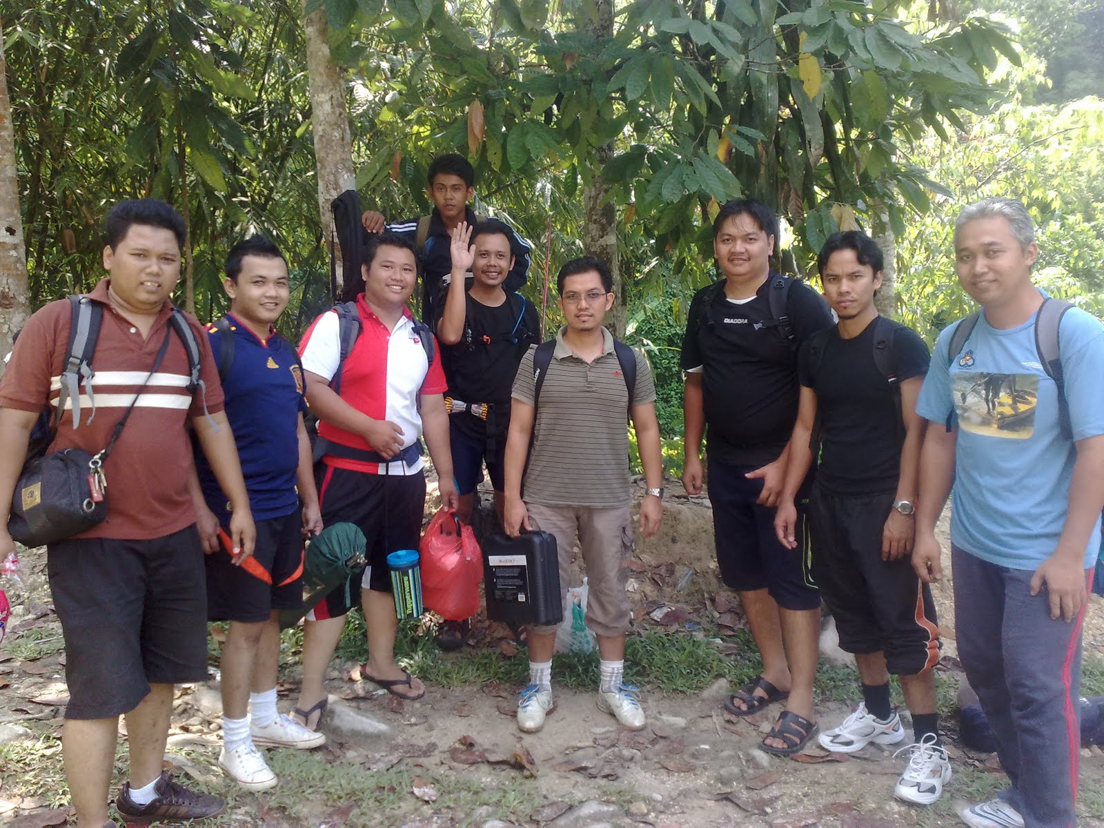 dari kiri chucky, zul, fizi, hasrul, bob, fazly, hamdi, aku, samsul