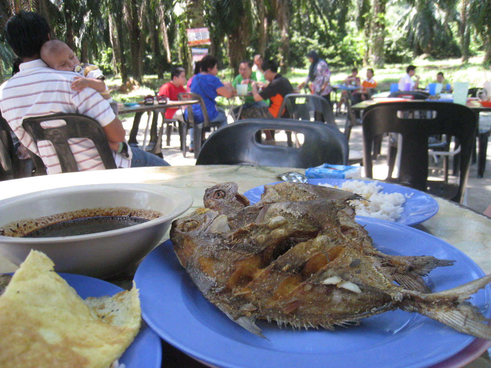 Juru Goreng Ikan Bawal at Warung Kelapa Sawit Food Scan