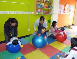 sesiones educativas en donde cada niño o niña asiste con sus padres o cuidadores.