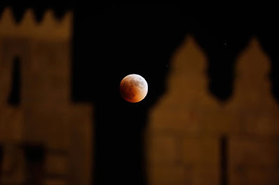 World's Biggest Moon Eclipse Pics for 2011