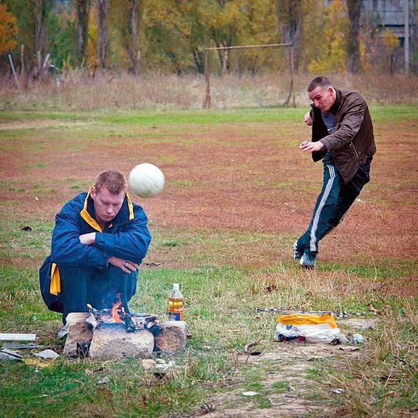 Freundschaftsbilder lustig - Ball an Kopf kicken Freundschaftsbilder lustig - Ball an Kopf kicken