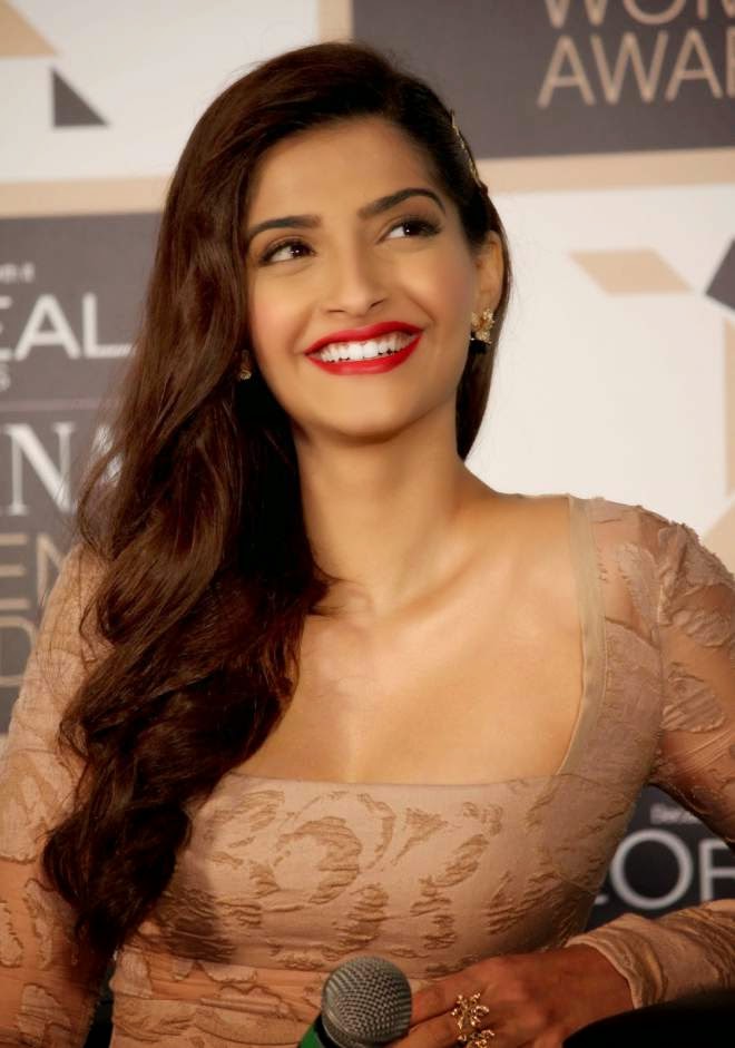 sonam kapoor wallpapers Hot Sonam Kapoor pics