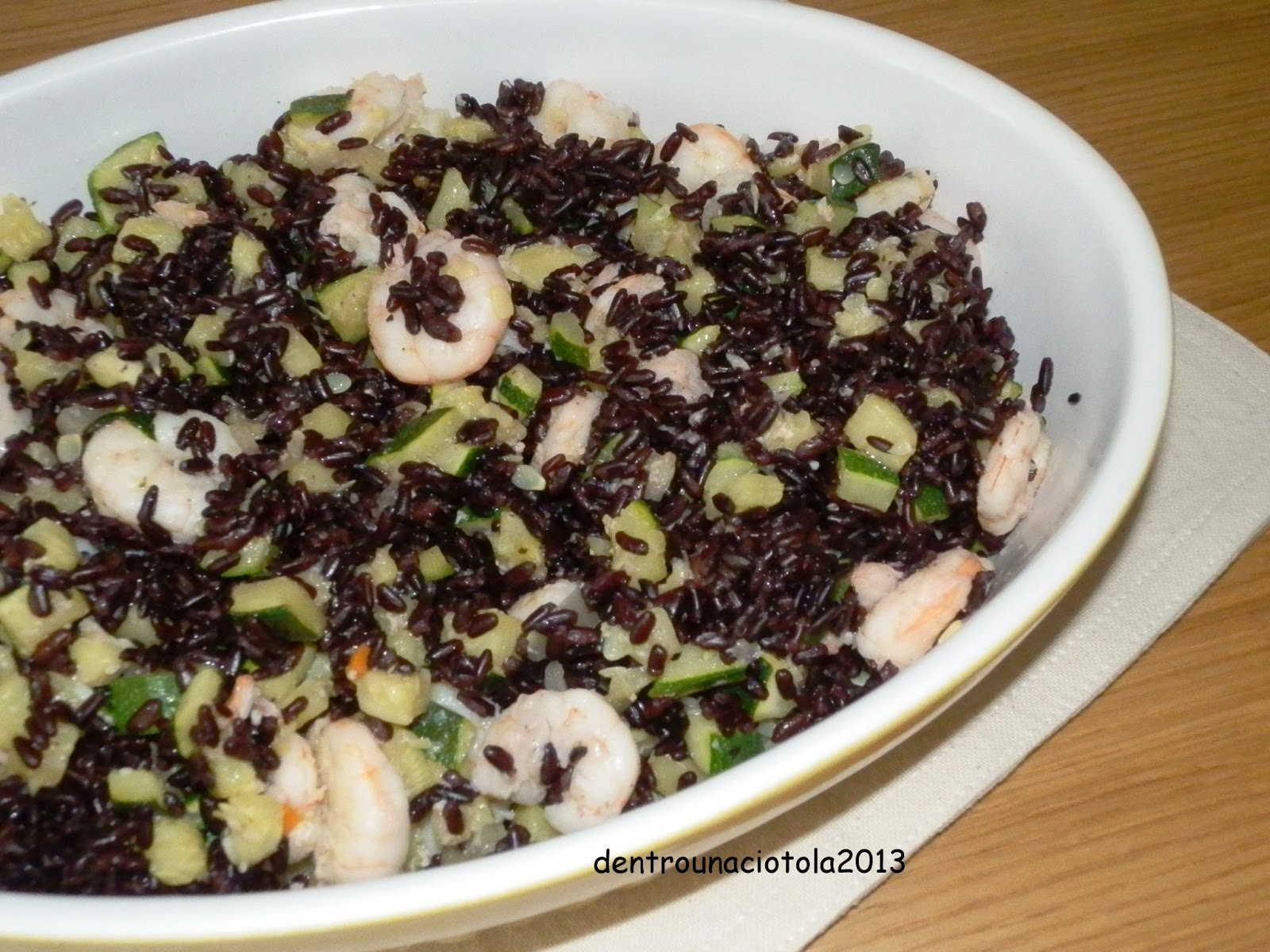 Dentro una ciotola Insalata di Riso Venere con gamberi e zucchine