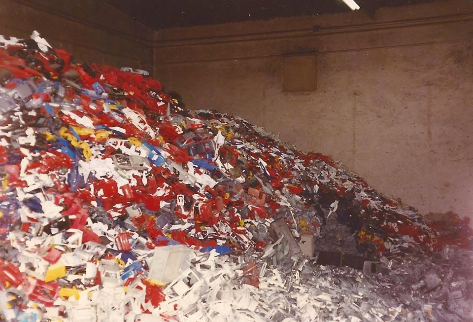 [http://2.bp.blogspot.com/-u2KOw25vOu4/U-VVjMEao9I/AAAAAAABN8U/PxVQu57FavQ/s1600/AutoArtJunk0005.jpg]