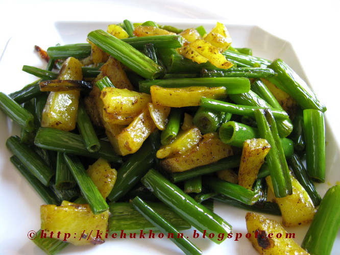 Kitchene Kichukhonn Peyaj Koli bhaja / Stir fried onion stalks